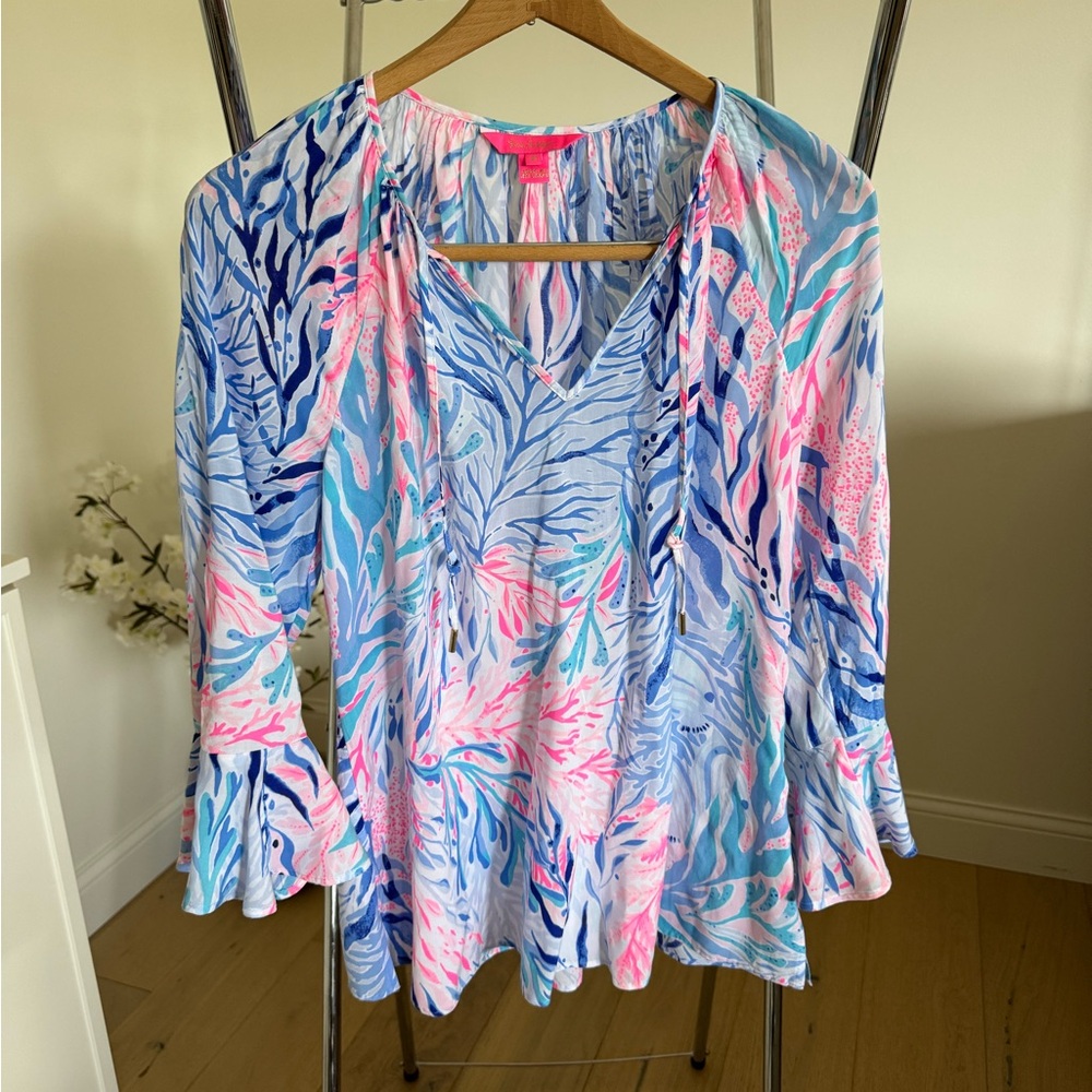 Lilly Pulitzer Willa Flounce Sleeve Top in Crew Blue Kaleidoscope Coral. Size M